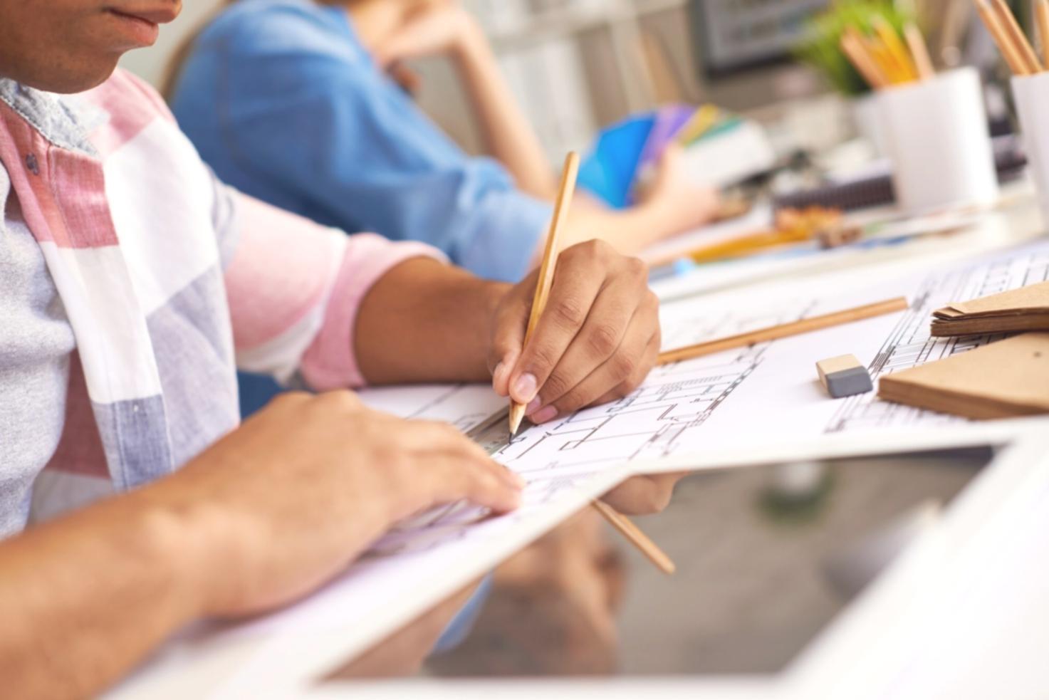 Estudiantes analizando gráficos económicos en sesión de trabajo